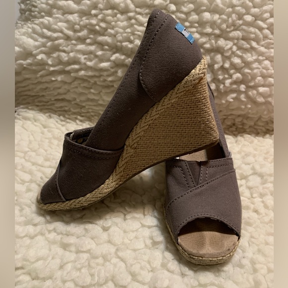 Toms Grey Wedge Sandal, size 6 - Picture 4 of 7